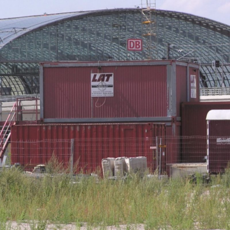 Geschichte der LAT-Gruppe - LAT Container vor dem Berliner Hauptbahnhof