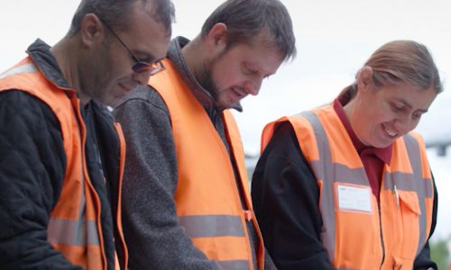 Dienstleistungen für die Verkehrswirtschaft - Drei LAT - Ingenieure studieren Baupläne