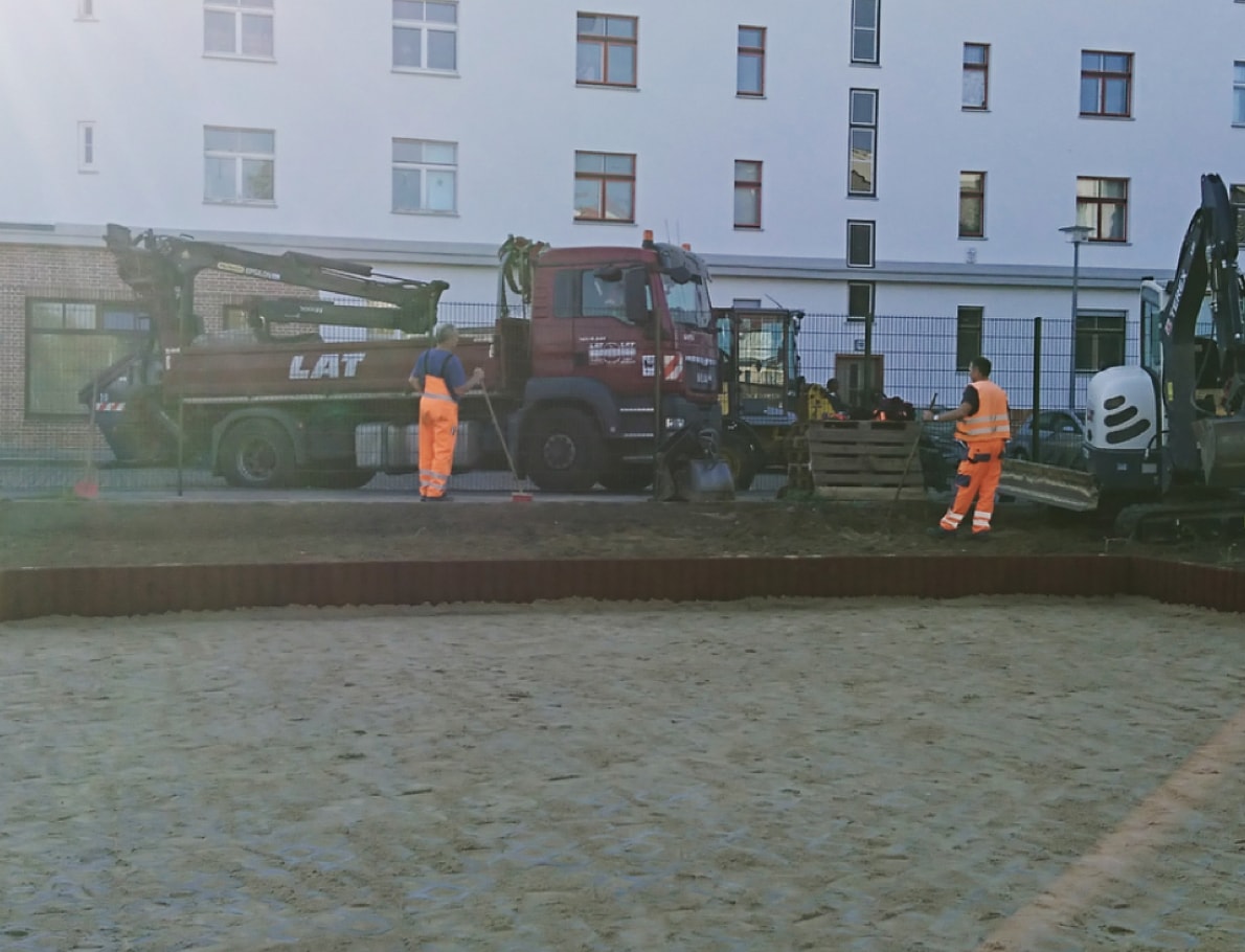 Nachhaltig für die Umwelt - LAT Mitarbeiter mit LKW und Bagger auf Baustelle