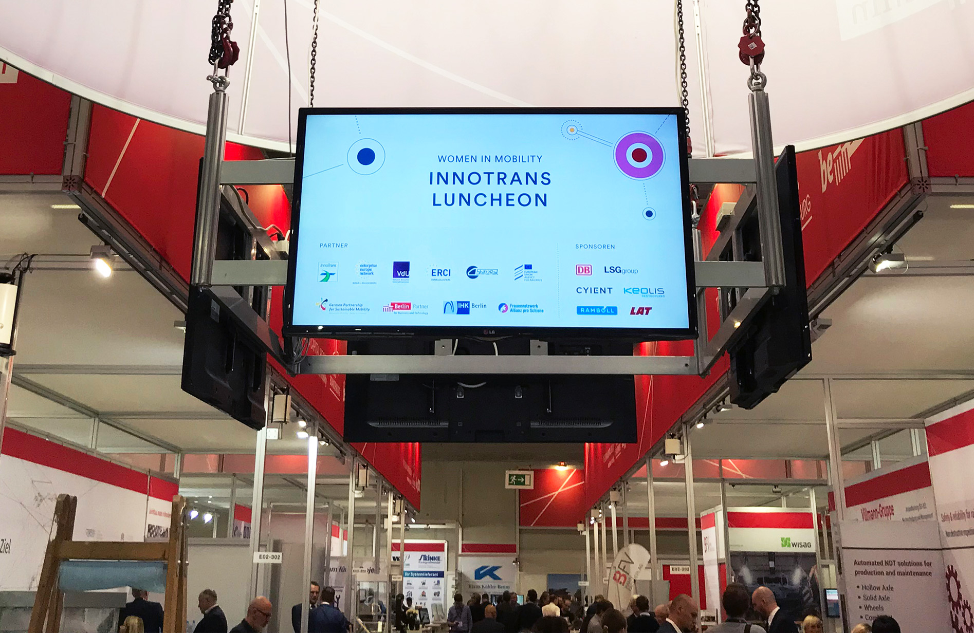 Gleichberechtigt & digitalisiert in die Zukunft - Bildschirm zeigt auf einer Messe den Schriftzug vom InnoTrans Ladies Lunch